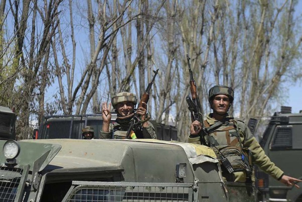 जम्मू और कश्मीर: पुलवामा एनकाउंटर में सुरक्षाबलों ने दो आतंकियों को किया ढेर, सर्च ऑपरेशन जारी