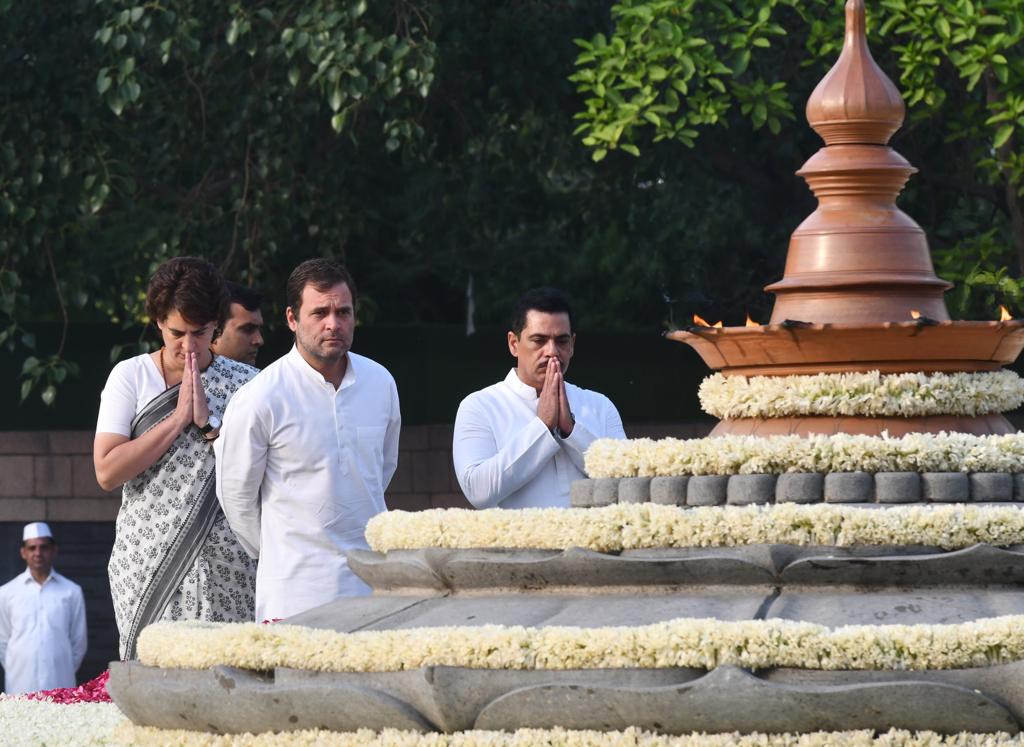 पूर्व प्रधानमंत्री राजीव गांधी की पुण्यतिथि पर श्रद्धांजंलि अर्पित करते कांग्रेस अध्यक्ष राहुल गांधी, कांग्रेस महासचिव प्रियंका गांधी और रॉबर्ट वाड्रा