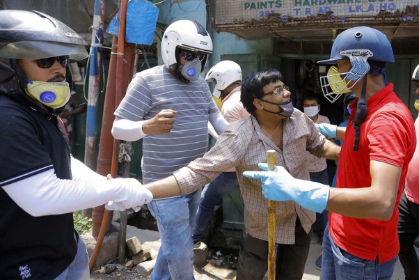 कोरोना वायरस महामारी के मद्देनजर लगाए गए लॉकडाउन के दौरान हावड़ा में बाहरी लोगों के प्रवेश पर सुरक्षाकर्मियों की सख्ती