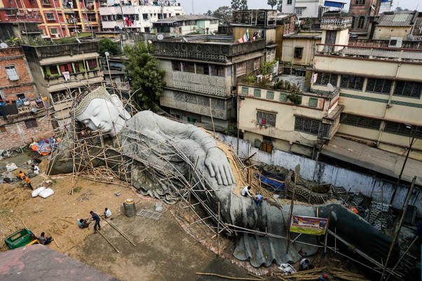 बोध गया में स्थापित की जाने वाली 100 फीट ऊंची बुद्ध की प्रतिमा का कोलकाता के कारीगरों द्वारा निर्माण