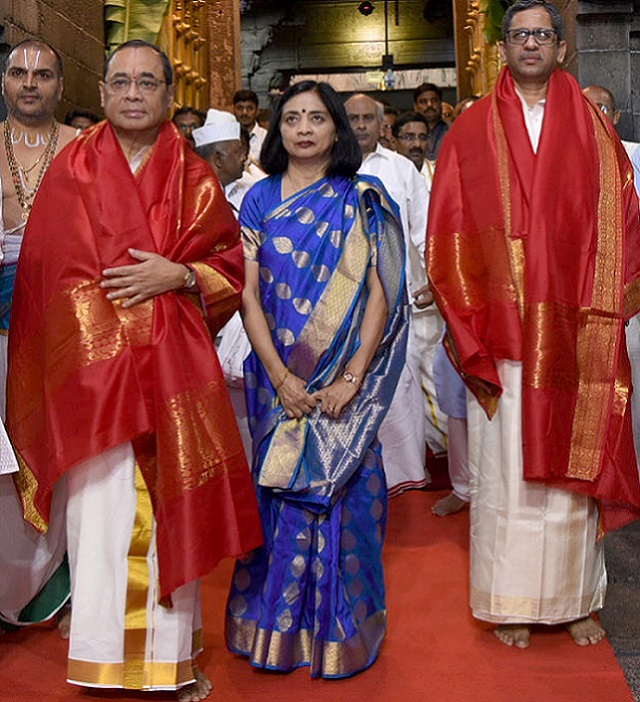 सीजेआई न्यायमूर्ति रंजन गोगोई ने अपनी पत्नी के साथ तिरुपति के तिरुमाला में भगवान वेंकटेश्वर मंदिर में पूजा अर्चना की