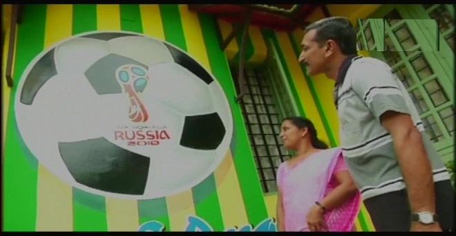फुटबॉल का फीवर, केरल के इस दंपत्ति ने बनाया अपना ‘ब्राजील हाउस’