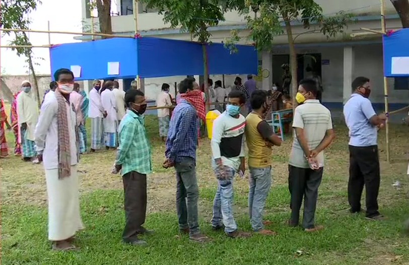 पश्चिम बंगाल विधानसभा चुनाव: छठे चरण में 43 सीटों के लिए मतदान जारी, जनता करेगी 306 उम्मीदवारों की किस्मत का फैसला