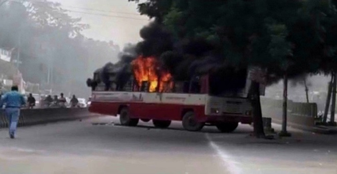 इलाहाबाद में बसपा नेता की गोली मारकर हत्या, आक्रोशित कार्यकर्ताओं ने की आगजनी