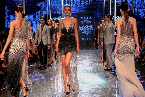 मुंबई में लक्मे फैशन वीक के दौरान रैंप वॉक करती मॉडल