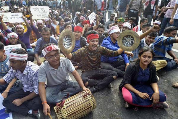 गुवाहाटी में नागरिकता संशोधन विधेयक के विरोध के दौरान कॉलेज के छात्र