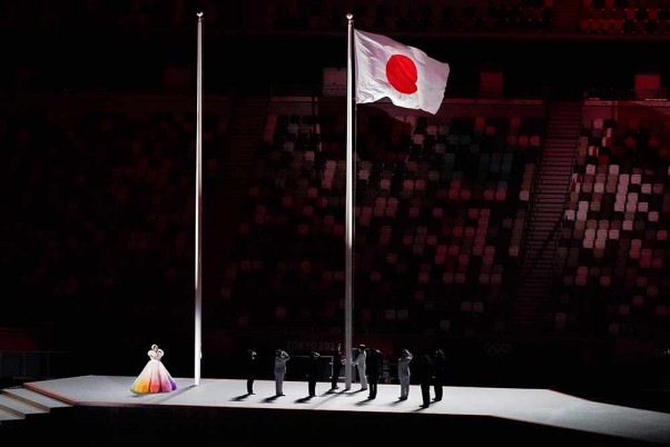 टोक्यो ओलंपिक 2020: उद्घाटन समारोह के दौरान स्टेडियम में जापान का झंडा फहराते अधिकारी