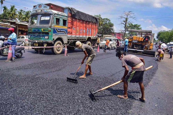 कोरोना के मद्देनजर लगाए गए लॉकडाउन के तीसरे चरण में मिली ढील के बाद असम के नागाओं जिले में सड़कों की मरम्मत करते मजदूर