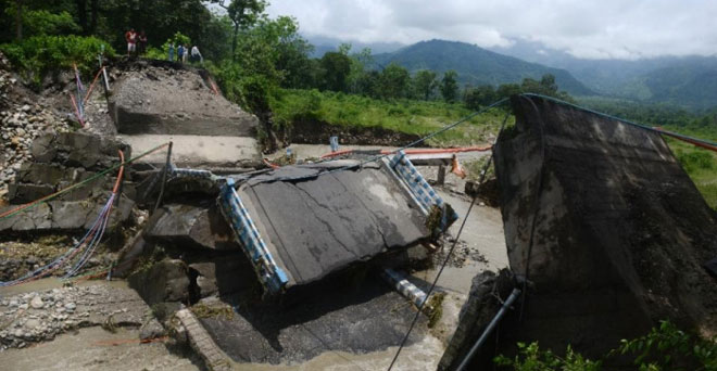भारी बारिश से तबाह दार्जिलिंग, 38 मरे, सड़क संपर्क टूटा