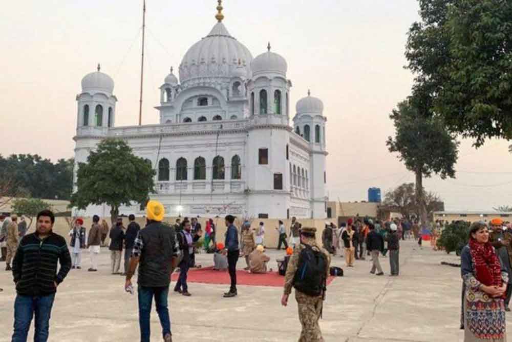 करतारपुर जाने के लिए भारतीयों को देना होगा पासपोर्ट, पाक आर्मी ने पलटा इमरान का फैसला