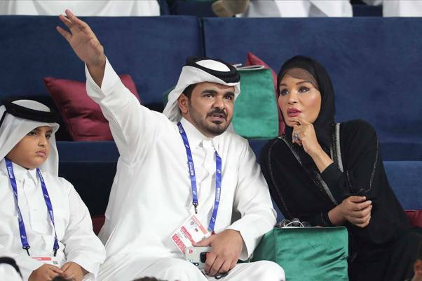 कतर में विश्व एथलेटिक्स चैंपियनशिप देखते हुए अपनी मां और कतर की शेखा मोजा बिंत नासिर से बात करते शेख जोआन बिन हमद बिन खलीफा अल थानी