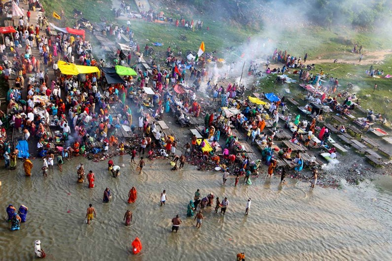 प्रयागराज में 'पूर्णिमा' और 'पितृ पक्ष' के अवसर पर गंगा नदी में डुबकी लगाते श्रद्धालु