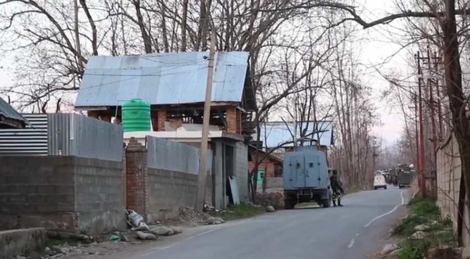 कश्मीर घाटी में हुई अलग-अलग दो मुठेभेड़ों में  पांच आतंकी मारे गए