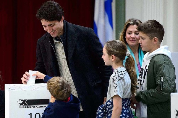 मॉन्ट्रियल में पत्नी सोफी ग्रेगोइरे-ट्रूडो और बच्चों जेवियर, एला-ग्रेस और हैड्रीन के साथ वोट डालते कनाडा के प्रधानमंत्री जस्टिन ट्रूडो
