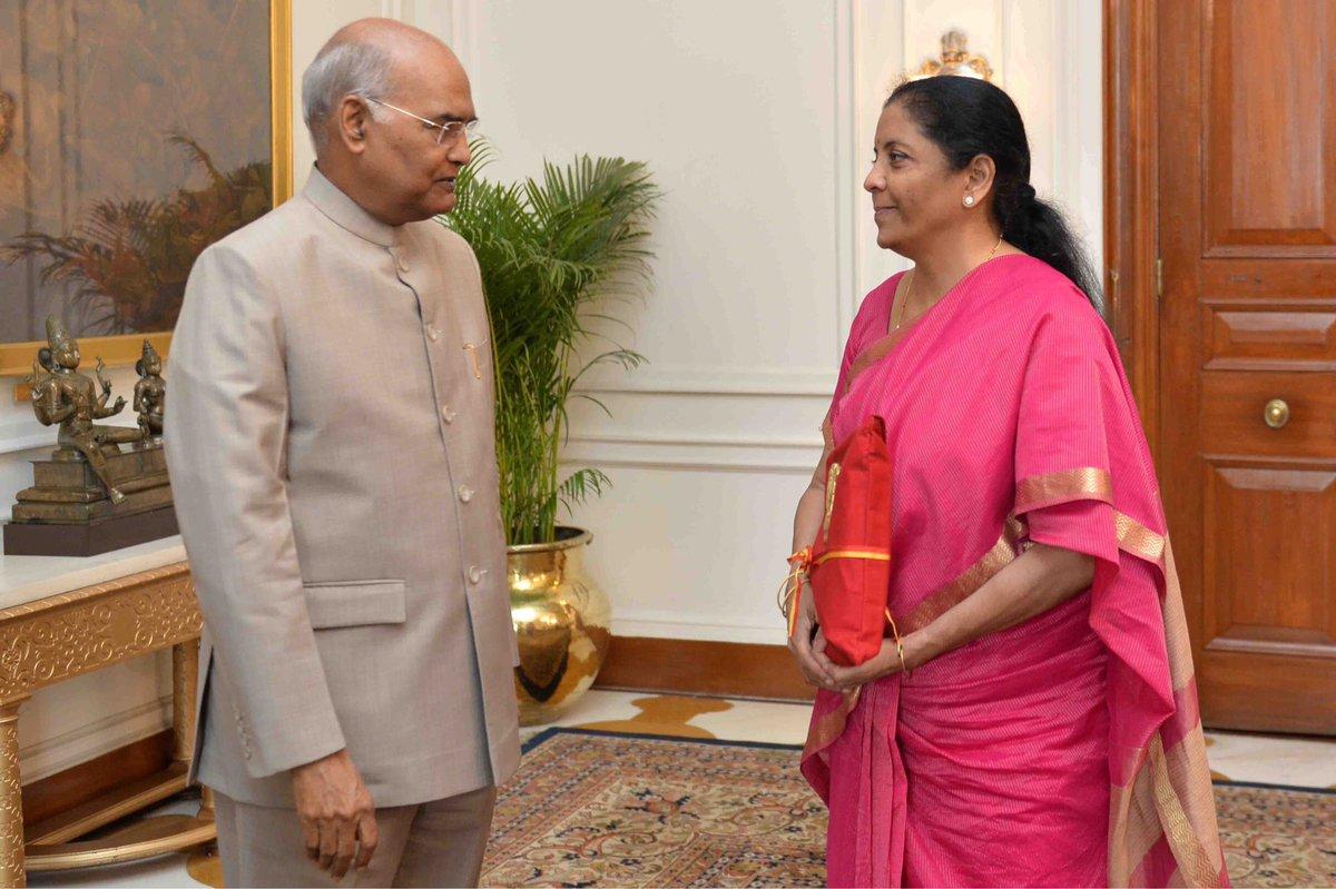 केंद्रीय बजट पेश करने से पहले वित्त मंत्री निर्मला सीतारमण ने राष्ट्रपति रामनाथ कोविंद से की मुलाकात