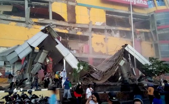 इंडोनेशिया में सुनामी और भूकंप से मरने वालों की संख्या बढ़कर हुई 832