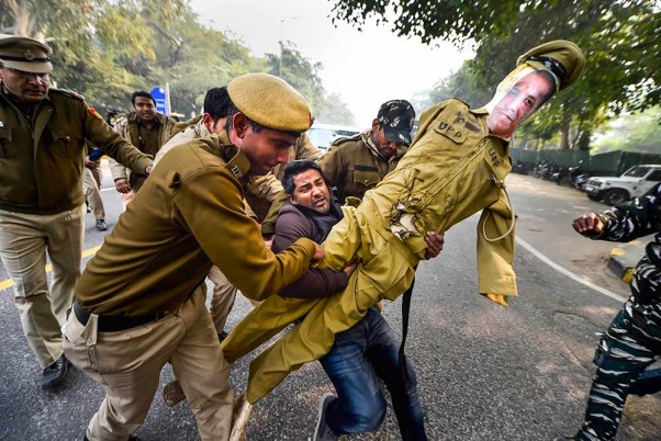 उत्तर प्रदेश पुलिस द्वारा कांग्रेस महासचिव प्रियंका गांधी से कथित धक्का-मुक्की किए जाने के खिलाफ दिल्ली में यूपी भवन के बाहर प्रदर्शन कर रहे कांग्रेस कार्यकर्ता को हिरासत में लेती पुलिस