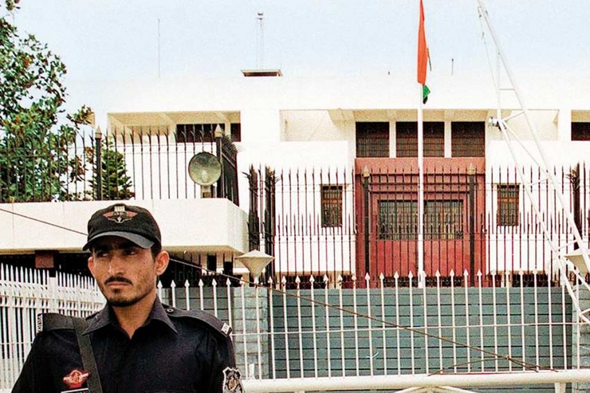 पाकिस्तान ने भारतीय उच्चायोग के दोनों अधिकारियों को छोड़ा, गिरफ्तारी पर भारत ने जताई थी कड़ी आपत्ति