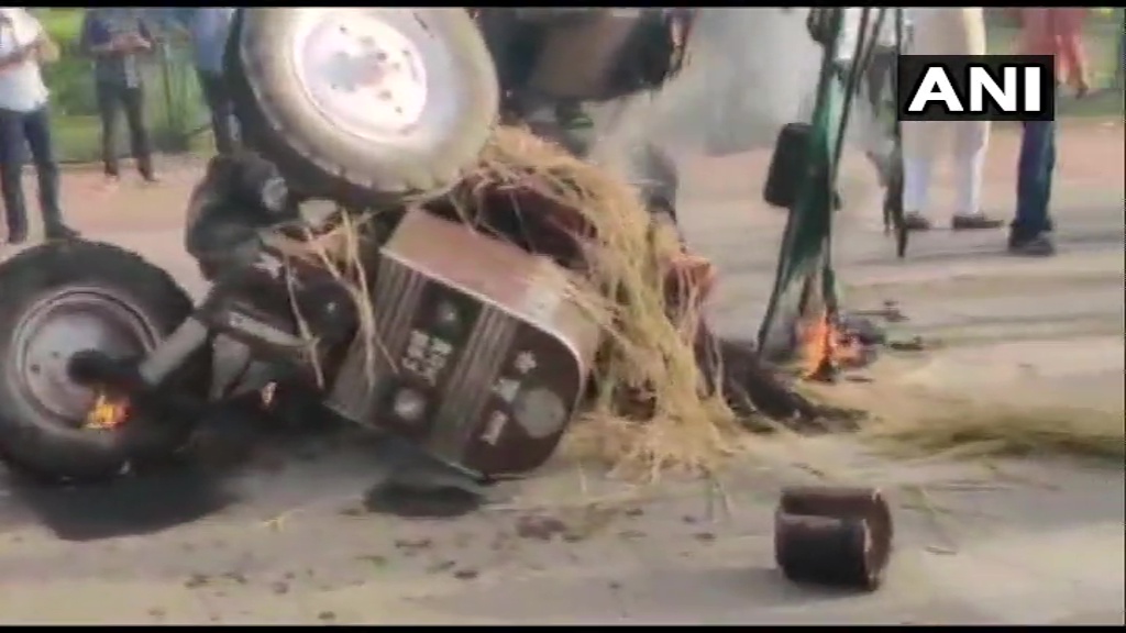 कृषि कानून के खिलाफ प्रदर्शन, इंडिया गेट पर एक ट्रैक्टर में लगाई आग