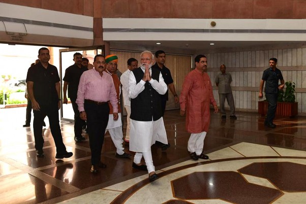 प्रधानमंत्री नरेंद्र मोदी नई दिल्ली में संसद भवन में भाजपा संसदीय दल की बैठक के लिए पहुंचे