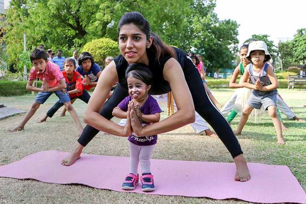 5वें अंतर्राष्ट्रीय योग दिवस से पहले नागपुर में अभ्यास करती विश्व की सबसे छोटी महिला ज्योति आम्गे (25)।
