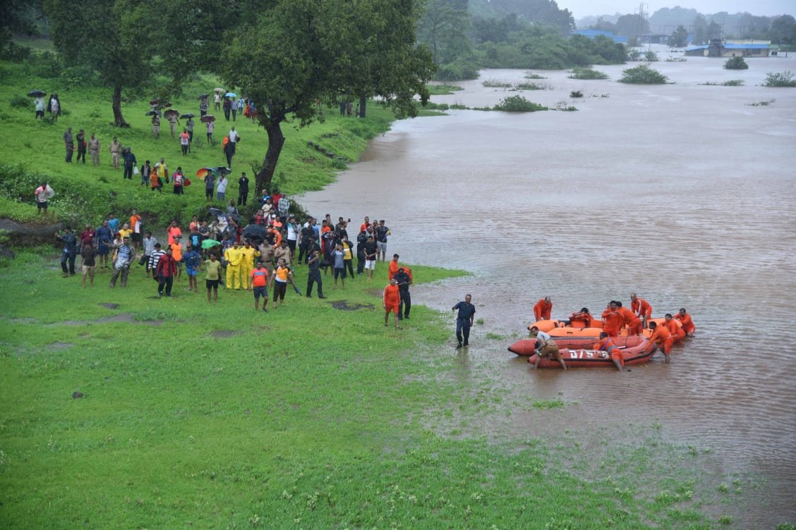 मुंबई में बाढ़ का कहर: महालक्ष्मी एक्सप्रेस में फंसे सभी 700 यात्रियों को बाहर निकाला गया