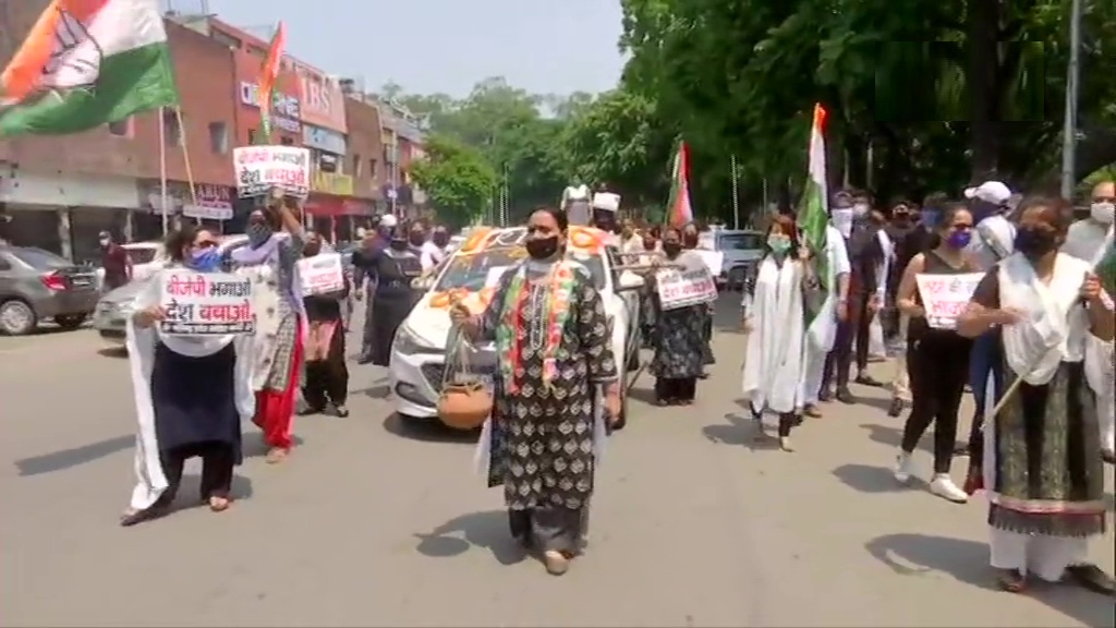 पेट्रोल-डीजल की बढ़ी कीमतों को लेकर चंडीगढ़ में महिला कांग्रेस का केंद्र सरकार के खिलाफ विरोध प्रदर्शन