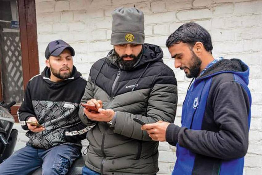 जम्मू-कश्मीर में 18 महीने बाद 4जी इंटरनेट सेवा बहाल, अब्दुल्ला बोले- 'देर आए दुरूस्त आए'