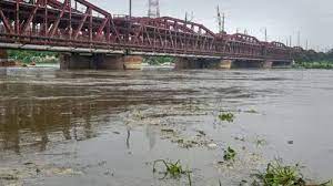 दिल्ली सरकार ने जारी की बाढ़ की चेतावनी, हरियाणा के हथिनीकुंड बैराज से यमुना नदी में छोड़ा गया 1,00,00 क्यूसेक पानी