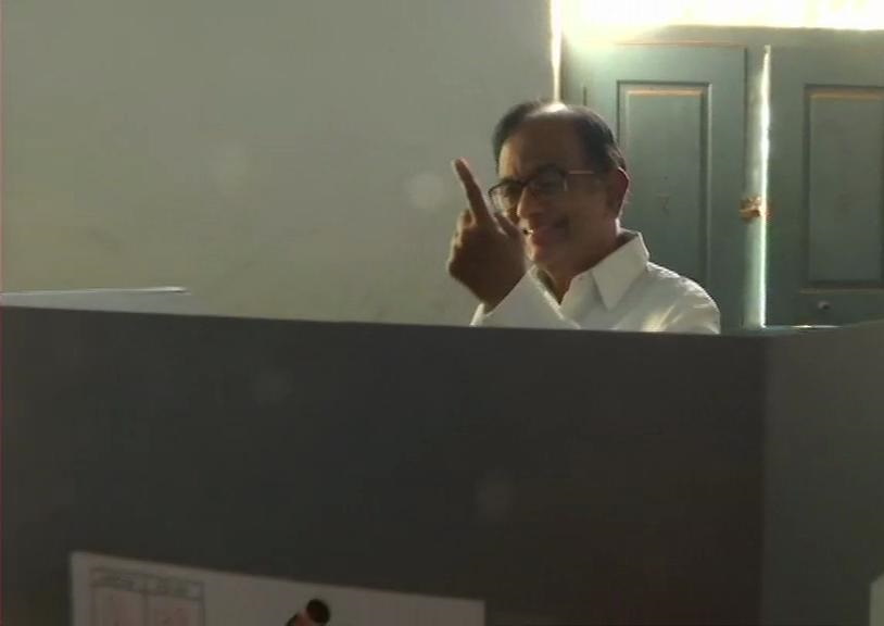 तमिलनाडु के शिवगंगा में मतदान करते पूर्व वित्त मंत्री पी चिदंबरम