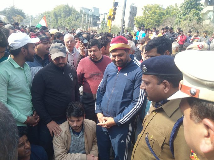 शाहीन बाग में जारी धरने के विरोध में प्रदर्शन, भारी संख्या में पुलिस बल तैनात