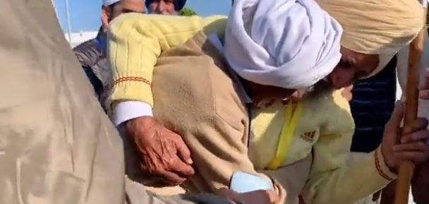 करतारपुर बॉर्डर: 74 साल बाद जब मिले दो भाई, एक-दूसरे को देखते ही फफक कर रो पड़े, देखें वीडियो