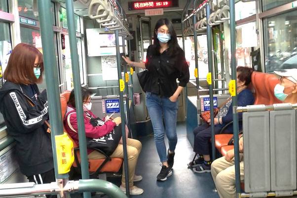 कोरोना वायरस के संक्रमण से बचने के लिए ताइवान के ताइपेई में बस की सवारी करते समय फेस मास्क पहने लोग