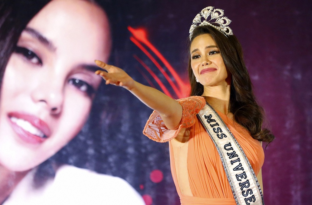 मिस यूनिवर्स 2018 कैटरिओना ग्रे फिलीपींस के क्यूजोन शहर में अपने फैंस का अभिवादन स्वीकार करती हुईं