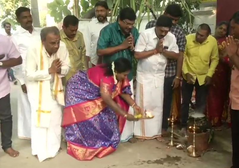 चेन्नई में अपने आवास पर परिवार के साथ पोंगल का त्योहार मनाती तेलंगाना की राज्यपाल तमिलिसाई सौंदराजन