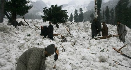 जम्मू-कश्मीर: हिमस्खलन में लापता दो जवानों का शव बरामद, तीसरे की तलाश जारी