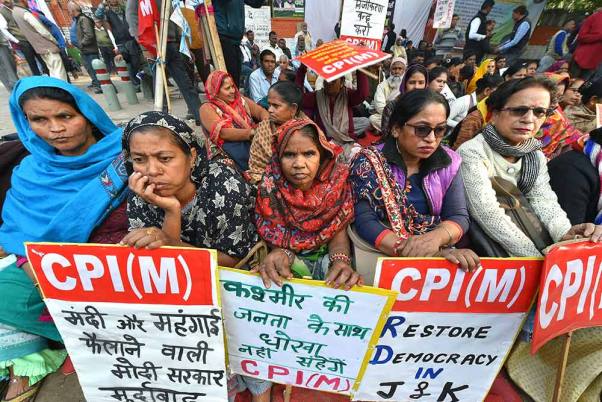 राजधानी दिल्ली में विभिन्न मुद्दों पर केंद्र सरकार के खिलाफ विरोध प्रदर्शन के दौरान तख्तियां दिखाते सीपीआई (एम) के सदस्य