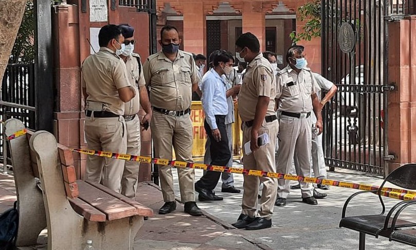 दिल्ली: सुप्रीम कोर्ट के बाहर महिला और पुरुष ने किया आत्मदाह का प्रयास, हालत गंभीर