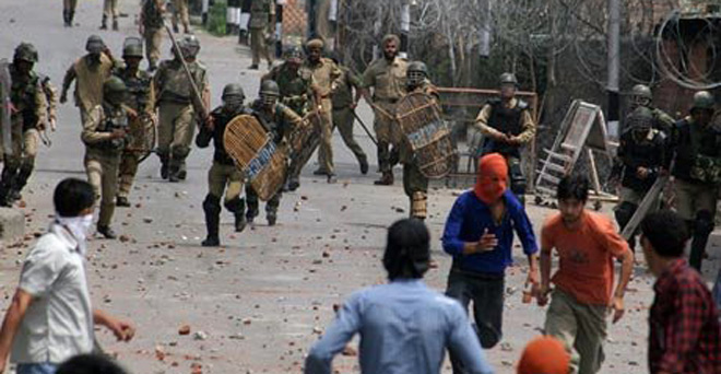 कश्‍मीर में सरकारी अधिकारी-पुलिस कर्मी भी हिंसा को हवा दे रहे