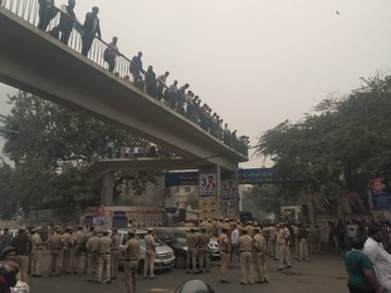 दिल्ली के तीस हजारी कोर्ट में वकीलों और पुलिस के बीच झड़प, फायरिंग में दो घायल