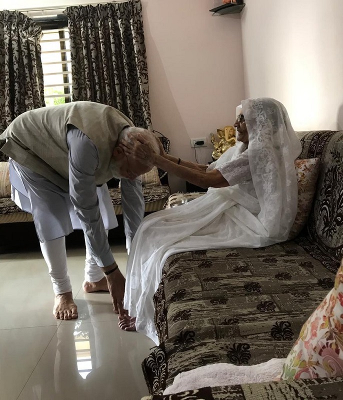 प्रधानमंत्री नरेन्द्र मोदी ने मतदान करने से पहले अपनी मां हीराबेन का आशीर्वाद लिया