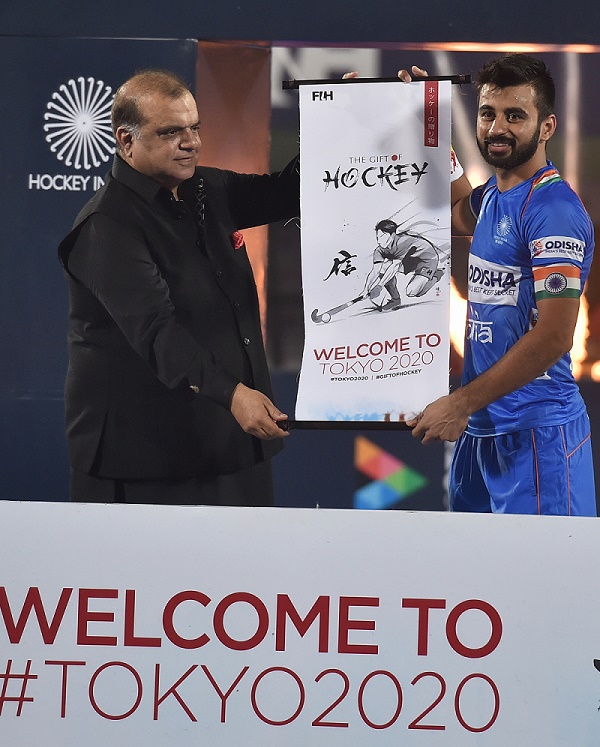 भुवनेश्वर के कलिंगा स्टेडियम मेंआगामी टोक्यो ओलंपिक 2020 के लिए क्वालीफाई करने के बाद एफआईएच के अध्यक्ष नरिंदर बत्रा से स्मृति चिन्ह लेते भारतीय हॉकी टीम के कप्तान मनप्रीत सिंह