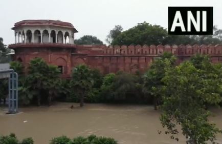 दिल्ली में लगातार बढ़ रहा यमुना नदी का जलस्तर, लाल किले में घुसा पानी, सामने आई तस्वीरें