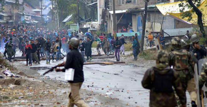 कश्मीर: सेना की गोलीबारी से बवाल, चार की मौत के बाद लगा कर्फ्यू