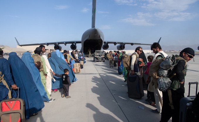 काबुल एयरपोर्ट के बाहर सीरियल ब्लास्टः तालिबान बोला- आतंकी हमला, ISIS पर जताया शक