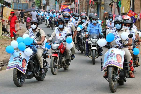बंगाल में ममता सरकार की 'सेफ ड्राइव सेव लाइफ' पहल की वर्षगांठ पर आयोजित रैली में भाग लेते पुलिसकर्मी