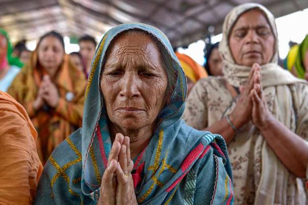 दिल्ली-हरियाणा सिंघु बॉर्डर पर किसान आंदोलन में एक किसान की मौत के बाद महिला किसानों की प्रतिक्रिया