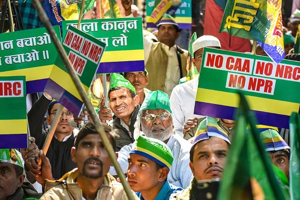 सीएए के विरोध में नई दिल्ली के जंतर मंतर पर पीसपार्टी की ओर से आयोजित रैली में भाग लेते कार्यकर्ता