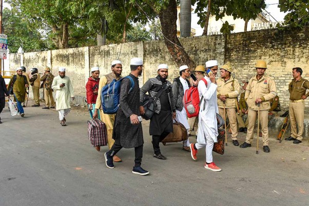 लखनऊ में संशोधित नागरिकता अधिनियम के खिलाफ पुलिसकर्मियों के साथ झड़प के बाद हॉस्टल खाली करके जाते दारुल उलूम नदवतुल उलमा कॉलेज के छात्र