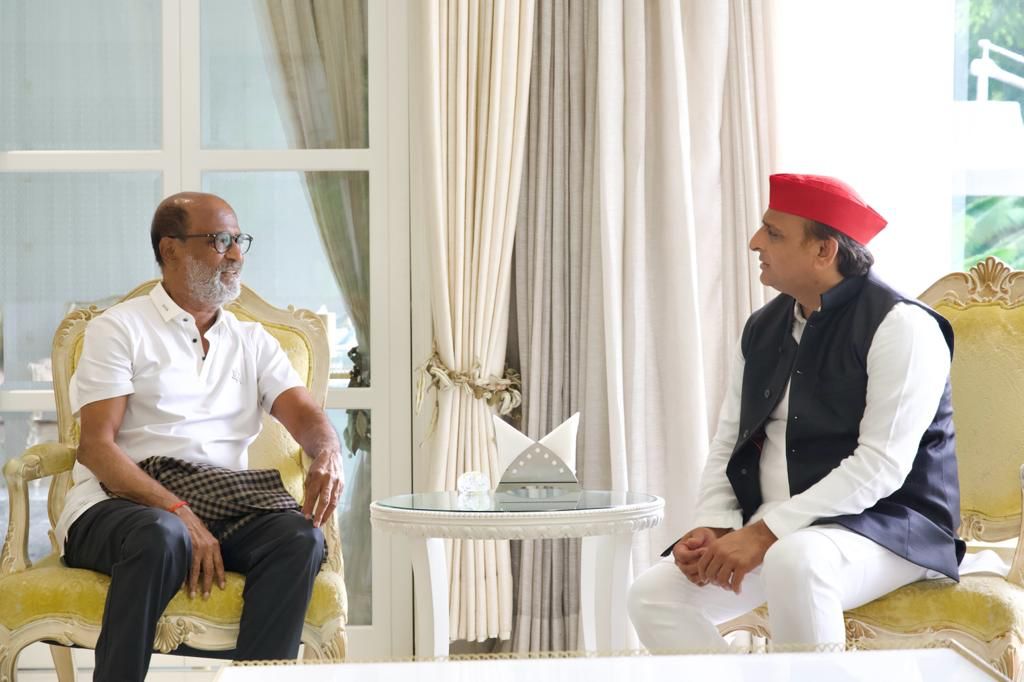 फिल्म अभिनेता रजनीकांत ने की अखिलेश यादव से मुलाकात कहा- नेताजी मुलायम सिंह यादव मेरे अच्छे दोस्त थे